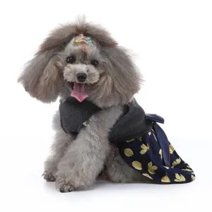 Détail de robe d'été pour chien mignon, haut en tricot gris respirant avec jupe à motif dorés.