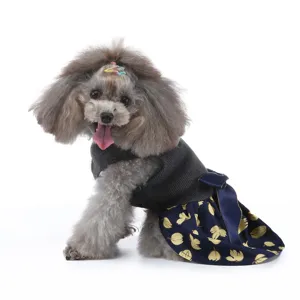 Jolie robe pour chien de compagnie au printemps et été, haut en tricot gris avec jupe à motif.