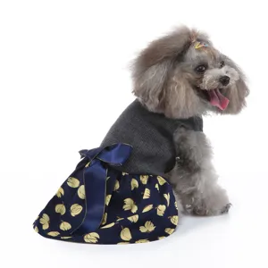 Gros plan sur la jolie robe pour animal avec motif floral bleu et détail de nœud élégant.