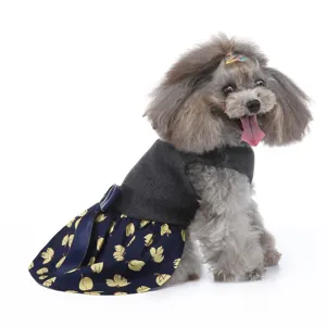 Vue détaillée de la jolie robe pour animal de compagnie avec haut en tricot et jupe.