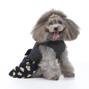 Vue détaillée de la jolie robe d'été pour chien avec gilet en tricot gris et imprimé de feuilles.