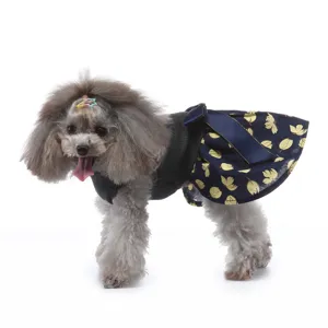 Vue détaillée de la jolie robe d'été pour chien avec haut en tricot et jupe florale et nœud.