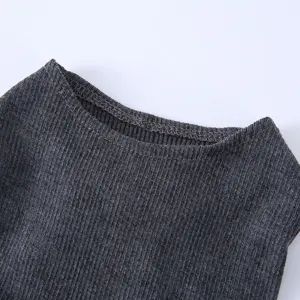 Gros plan detaille du col d'une robe pour animal de compagnie en tricot gris, ete doux.