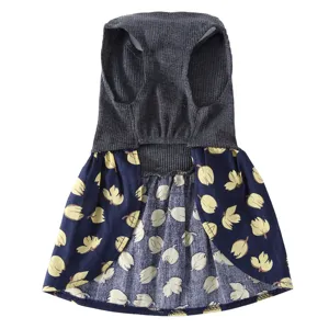 Vue détaillée de la jolie robe d'été pour animal avec haut sans manches côtelé gris et jupe fleurie bleue.