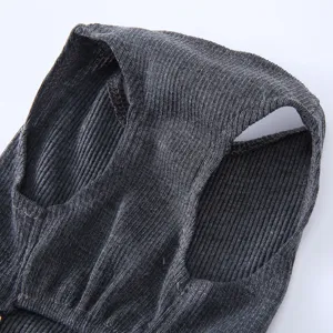 Détail de robe pour animal de compagnie côtelée grise, tissu fin respirant été chat chien.