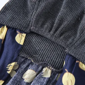 Vue détaillée de la jolie robe d'été pour animaux, tissu respirant avec coutures pour chats et chiens.