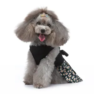 Détail de robe florale pour animal, vêtement d'été léger et respirant pour chien avec marguerites.