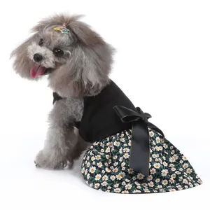 Jolie robe pour chien à fleurs avec noeud noir, vêtement respirant pour animal de compagnie.