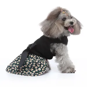 Détail en gros plan de la jolie robe de chien florale avec haut noir et nœud d'été.