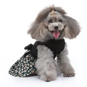 Adorable robe pour animal de compagnie avec haut noir et jolie jupe à fleurs d'été.