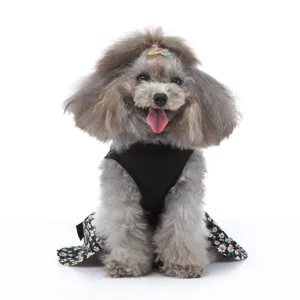 Gros plan sur le detail de la robe pour chien florale et respirante, vetement d'ete.