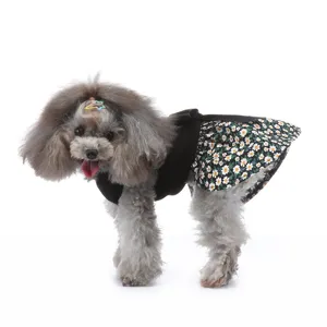 Vue détaillée d'une jolie robe d'été pour chiot avec haut noir et une jupe à fleurs.