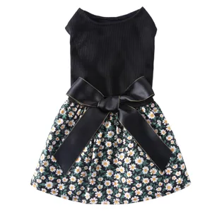 Vue détaillée d'une jolie robe pour animal avec haut côtelé noir et jupe marguerites.