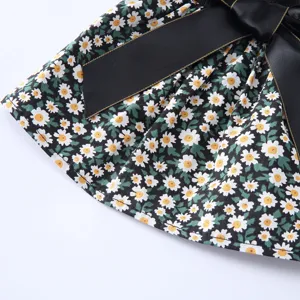 Robe pour chien à joli motif floral avec un nœud noir élégant, tenue d'été idéale.