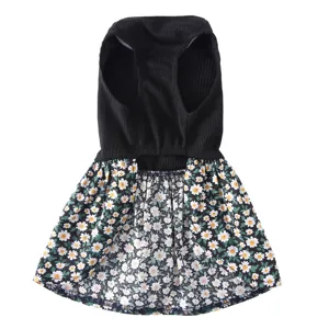 Jolie robe pour chien avec haut côtelé noir et jupe imprimée marguerite pour l'été.