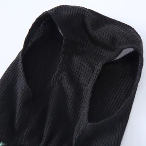Gros plan sur vetement pour animal en tricot noir, tissu respirant pour chien chat ete.