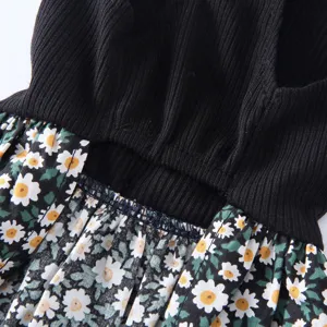 Vue détaillée de la robe mignonne pour animal avec haut côtelé noir et jupe à imprimé floral.