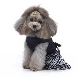 Détail de la jolie jupe d'été pour animal, top en tricot marine et jupe zébrée.