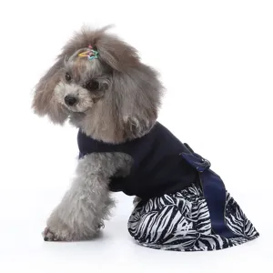 Vue détaillée de la jolie robe d'été pour animaux avec jupe zébrée et haut marine.