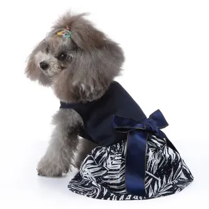 Gros plan détaillé de la jolie robe d'été pour animal avec haut bleu marine et nœud.