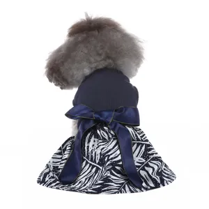Robe d'été détaillée pour chien avec haut en tricot bleu et jupe à imprimé de feuilles.