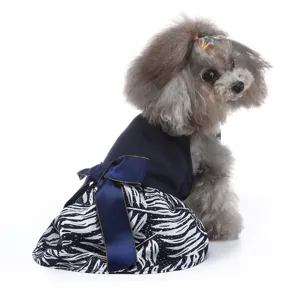 Vue détaillée de la jolie robe d'été pour chien avec nœud bleu foncé et ourlet imprimé.
