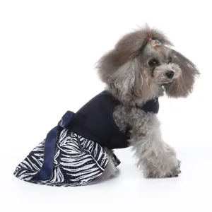 Détail de robe d'été pour animal, motif de feuilles bleues, joli nœud, vêtement chien respirant
