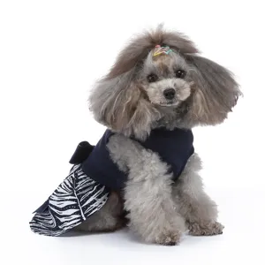 Détail de robe d'été pour chien mignonne avec haut côtelé bleu et jupe imprimée pour animaux.