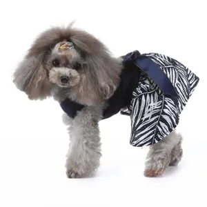 Gros plan détaillé d'une jolie robe d'été pour animal de compagnie avec motif de feuilles.