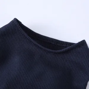 Vue detaillee du col de vetement pour animal de compagnie en tricot bleu, respirant et tres frais.