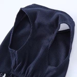 Gros plan sur la robe pour animaux côtelée bleu marine, tissu respirant, élastique.