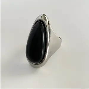 Anello minimalista con ossidiana a forma di goccia e fascia in acciaio lucido