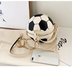 Vista detallada de este bolso único con forma de balón de fútbol y cadena dorada.