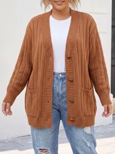 Cardigan côtelé marron avec boutons et poches, vue détaillée pour l'automne et l'hiver.