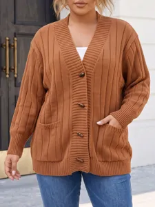 Cardigan en maille côtelée marron avec col en V, boutons sur le devant et poches pratiques.