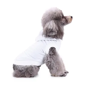 Détail du gilet à capuche pour chien blanc uni, montrant des coutures propres et un tissu doux.
