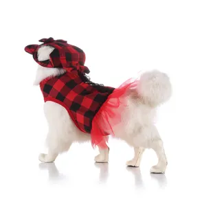 Set abito imbracatura per cani a quadri rosso e nero con gonna tutu e cappellino.