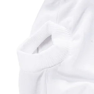 Gros plan sur un gilet pour animal uni blanc, en tricot côtelé doux et respirant pour l'été.
