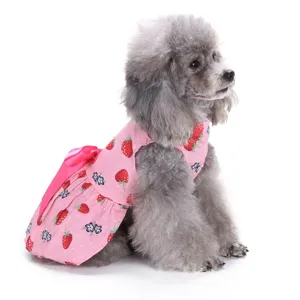 Nahaufnahme des süßen Erdbeer-Hundekleids mit feinem pinken Stoff und hübscher Schleife hinten.