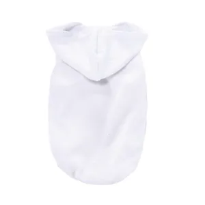 Vue détaillée du dos et de la capuche d'un sweat à capuche pour chien blanc uni.