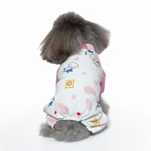 Detaillierte Rückansicht eines Hundepyjamas mit süßem Kuhmuster und rosa Ärmeln