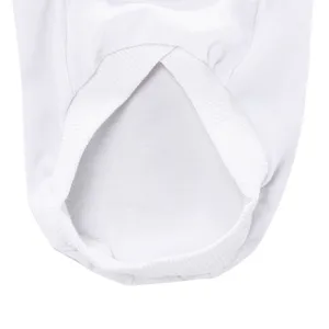 Détail du col de gilet animal uni blanc, gros plan encolure chemise chien coton doux.