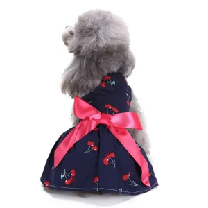 Detailansicht süßes Haustier Hundekleid mit Kirschmuster und großer rosa Schleife, Sommer.