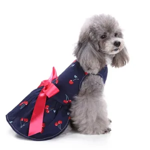 Süßes Kirschmuster Haustierkleid mit rosa Schleife, ärmellose dunkle Sommer Hundekleidung.
