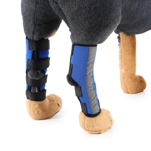 Dettaglio tutore per cani con strisce riflettenti e cinturini in velcro regolabili