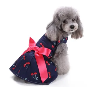 Nahaufnahme Detail von süßem Haustierkleid mit Kirschmuster und rosa Schleife für Hunde.