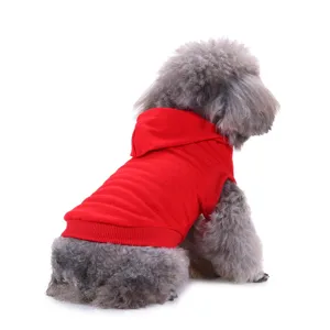 Gilet à capuche rouge uni pour petits chiens, vêtement pour animaux élégant vue détail.