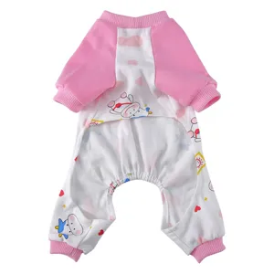 Nahaufnahme des weichen Stoffes mit Kuh-Print auf dem rosa Hunde-Schlafanzug