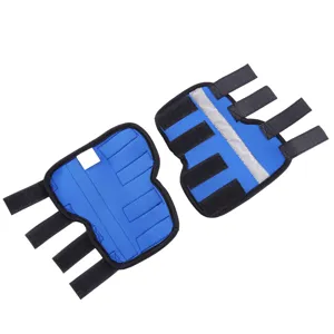 Dettaglio tutori blu regolabili per zampe di cane con striscia riflettente e chiusure velcro