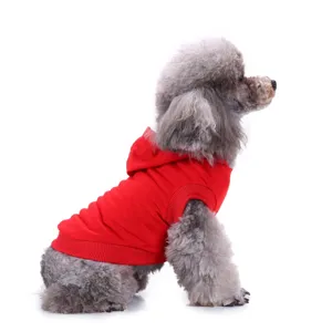Détail en gros plan du gilet à capuche rouge pour chien, tissu respirant pour animaux.